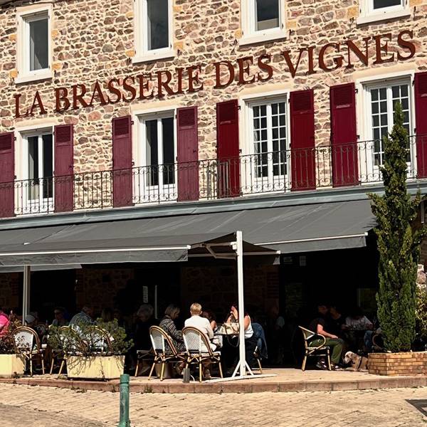LA BRASSERIE DES VIGNES : UNE ADRESSE INCONTOURNABLE AU CŒUR DE RENAISON